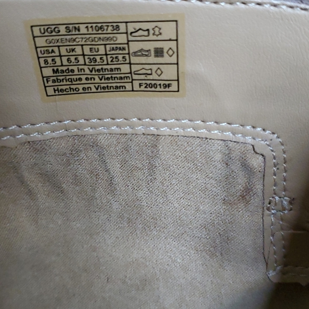 Uggs letter boots - Picture 6 of 6